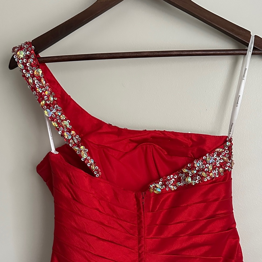 Elegant One-Shoulder Red Prom Dress with Sparkling Multicolor Beaded Strap - Picture 11 of 14